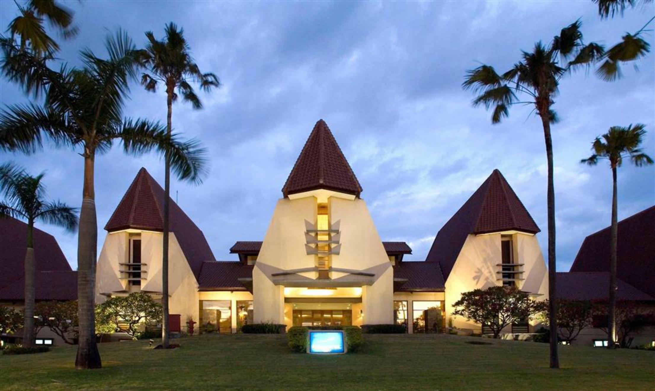 Grand Tropic Suites Hotel Сурабая Экстерьер фото